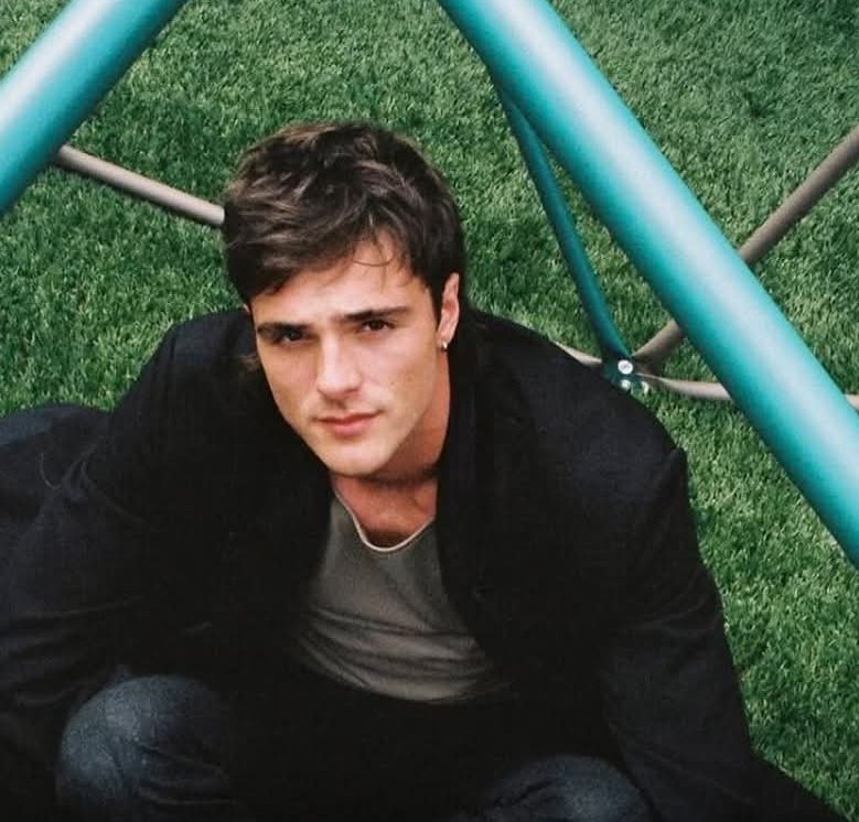 vidushisam's tweet image. Just found this Jacob Elordi notebook! 🤩 It's a college-ruled, medium-lined workbook – perfect for school or university. It’s got that Elordi flair, blending utility with celeb-inspired style. ✨ Thinking about how it stacks up against other merch. 🤔📚 

#JacobElordi #Notebook