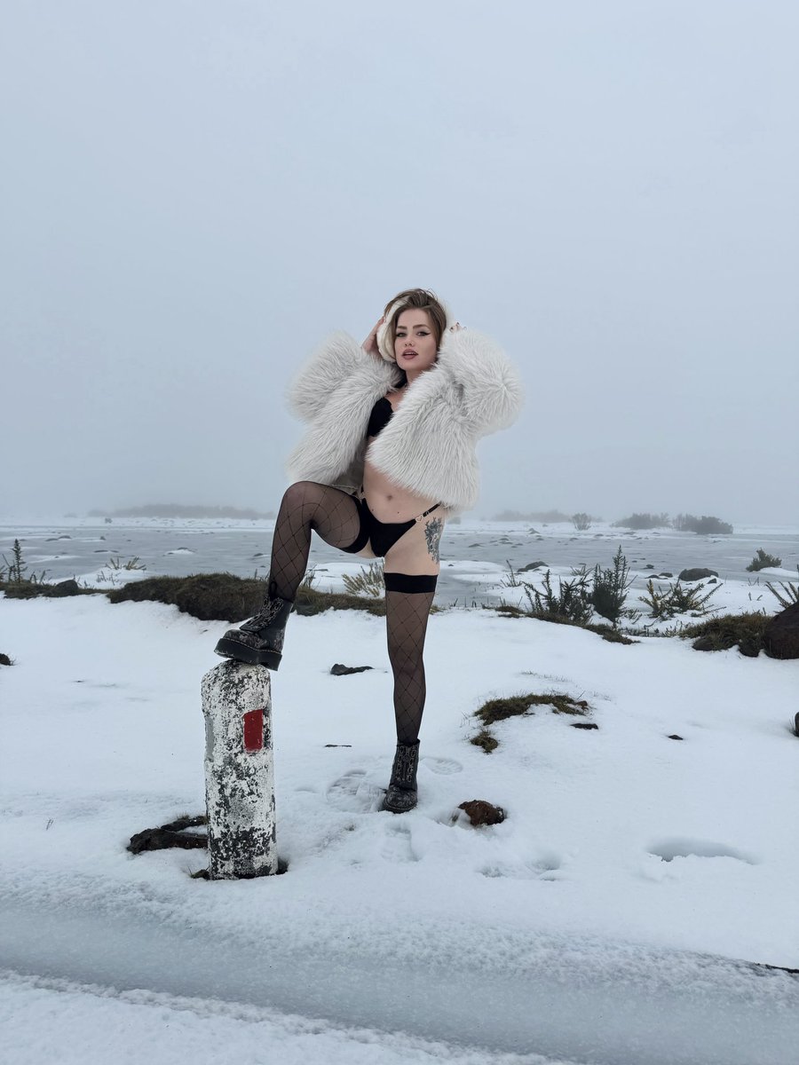 Goddess Roxy 💜 tweet media