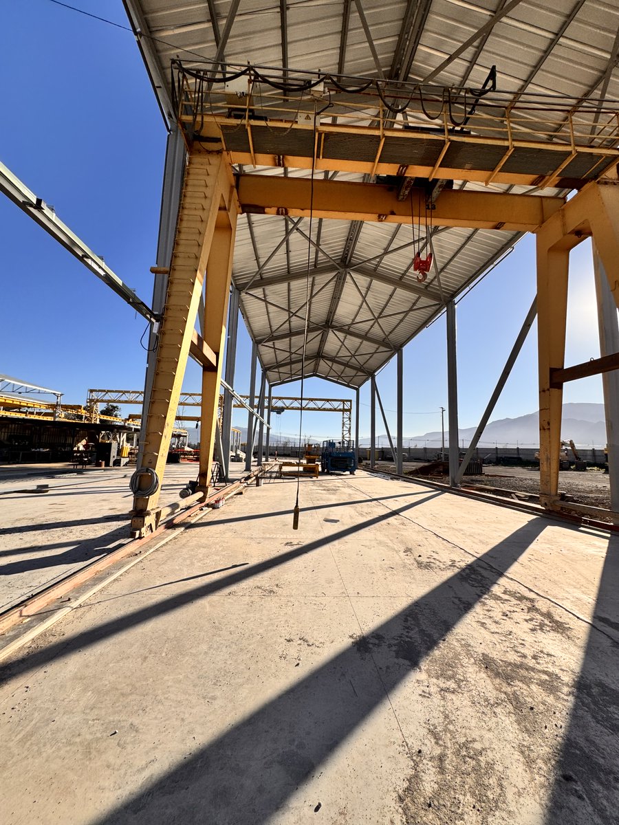 RumasagE's tweet photo. Grúa Portal reacondicionada marca de Demag, capacidad de levante 20 toneladas, instalada en nave nueva de cliente, realizando pruebas de carga. https://t.co/2ODO05FuIr
