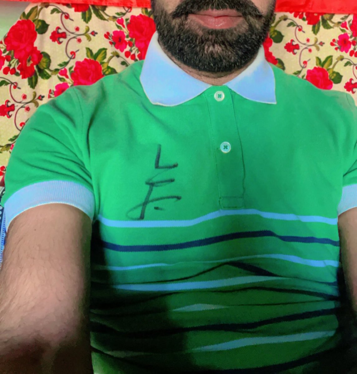 یہ میری قمیض پر نظر آنیوالے دستخط امت مسلمہ کے عظیم لیڈر، شوکت خانم کے غیرتمند بیٹے جناب عمران احمد خان نیازی کے ہیں۔۔۔میری الماری میں شاید زیادہ تر محفوظ چیزیں مرشد سے منسوب ہیں۔۔۔۔یہی میرا قیمتی آثاثہ ہیں۔الحمدللہ