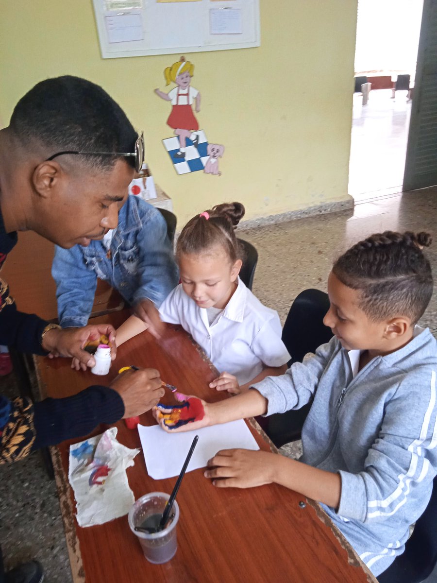 HEdgeCiLuanda's tweet photo. En el circulo Patrullerito el profesor de artes plásticas Yoel Rodríguez alegró el corazón de los niños de preescolar. Trabajaron con la técnica de impresión utilizando los colores primarios. @BelkisR58132689 @CubaMined @DgeHE15891 @IHernandez15695  @IsmeliDiazM @JuanRoland44493 https://t.co/JgBtq5jSg2