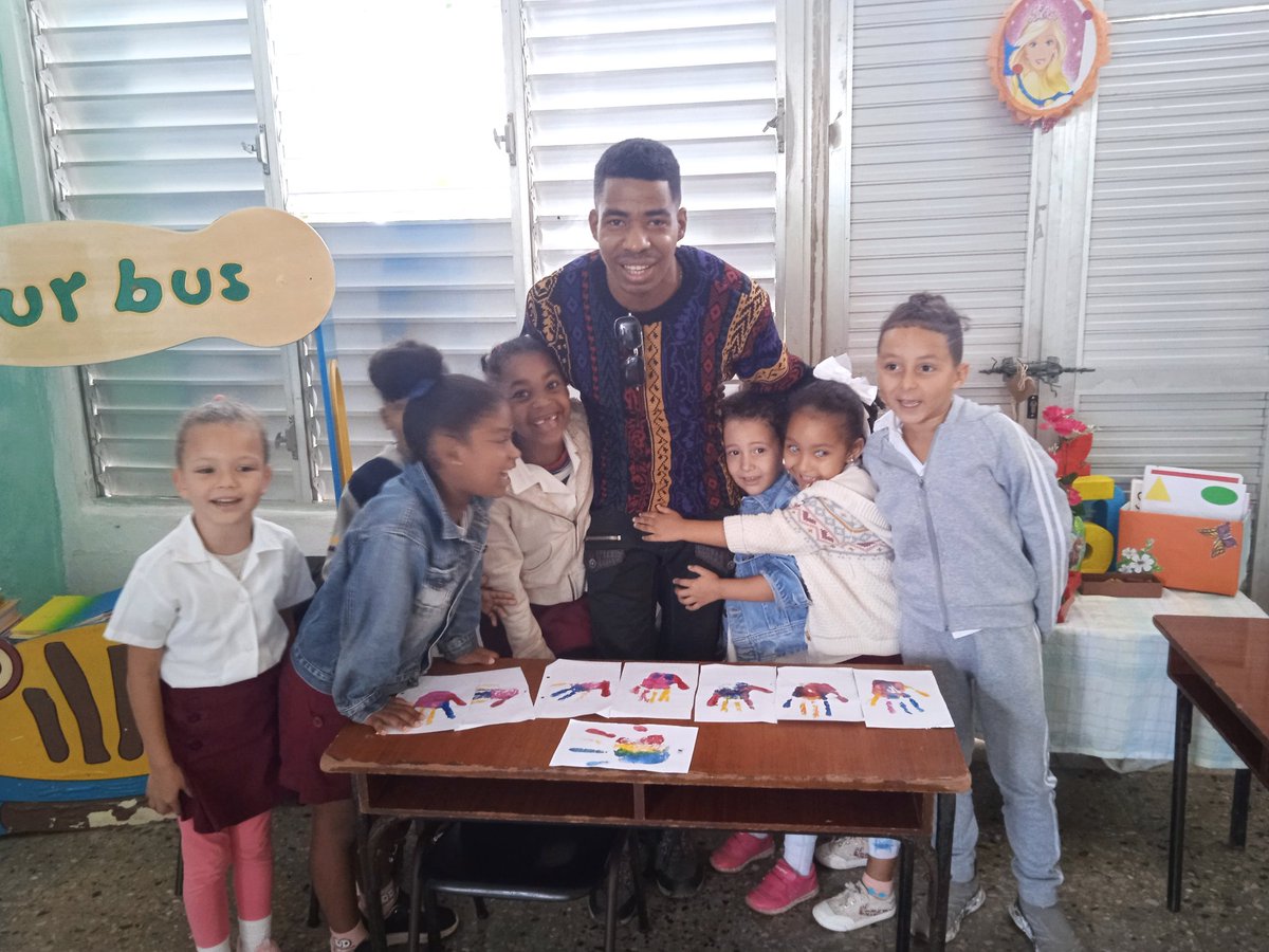 HEdgeMariaE70's tweet photo. El profesor de artes plásticas Yoel Rodríguez con los niños de preescolar realizaron dibujos con la técnica de impresión utilizando los colores primarios. #CírculoInfantilLosPatrulleritosHE @BelkisR58132689 @CubaMined @DgeHE15891 @IHernandez15695  @IsmeliDiazM @JuanRoland44493 https://t.co/2M11g4uDHQ