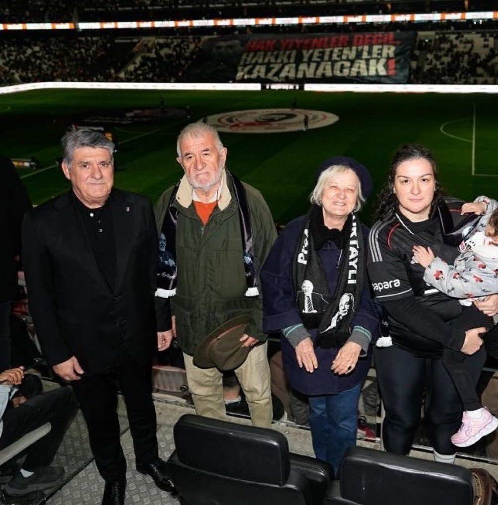 İlber Ortaylı’nın ailesi, Beşiktaş-Kasımpaşa karşılaşmasını tribünden takip etti.  #ilberortaylı