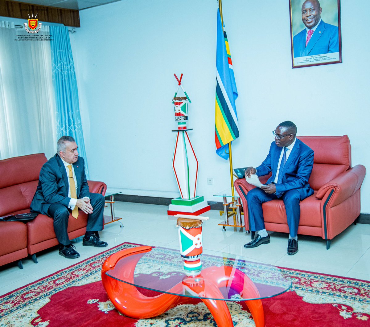 TC_BujumburaBE's tweet photo. 🇧🇮 Büyükelçi Alp Işıklı, 🇧🇮 Dışişleri Bakanlığı Daimi Sekreteri Sayın Sophonie Nitunga’ya ziyarette bulundu. Görüşmede iki ülke arasındaki dostluk ilişkilerinin geliştirilmesi ele alındı. 🇹🇷🤝🇧🇮
@TC_Disisleri @MAEBurundi https://t.co/w0rdslnwmS