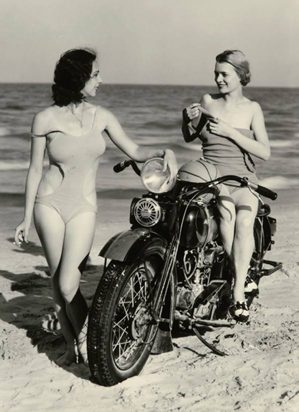 Alina16337's tweet photo. Honestly, will you walk over, or pretend you didn't see them? 😉
#ClassicAtmosphere #BeachTime #RetroStyle #MotorcycleLife https://t.co/Gm8qGAlQli