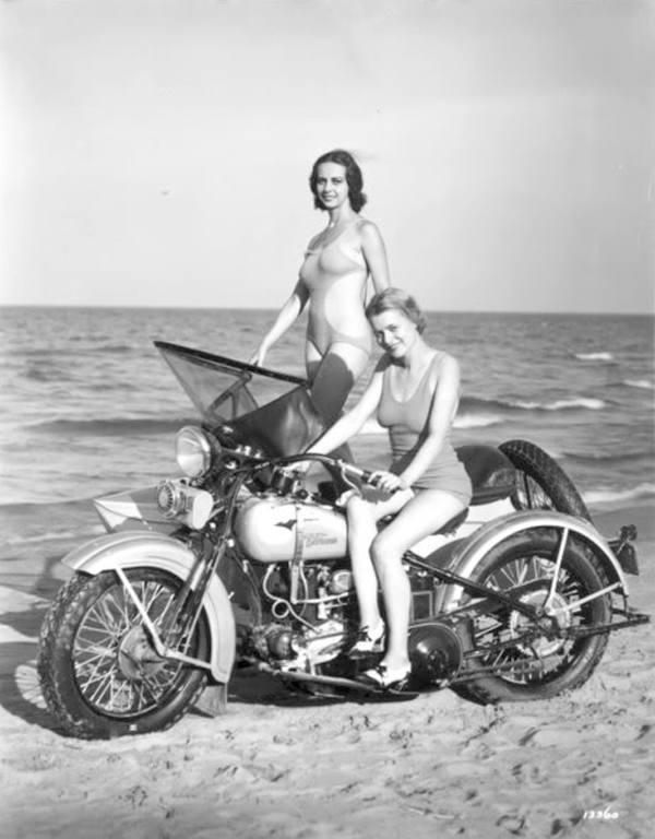 Alina16337's tweet photo. Honestly, will you walk over, or pretend you didn't see them? 😉
#ClassicAtmosphere #BeachTime #RetroStyle #MotorcycleLife https://t.co/Gm8qGAlQli