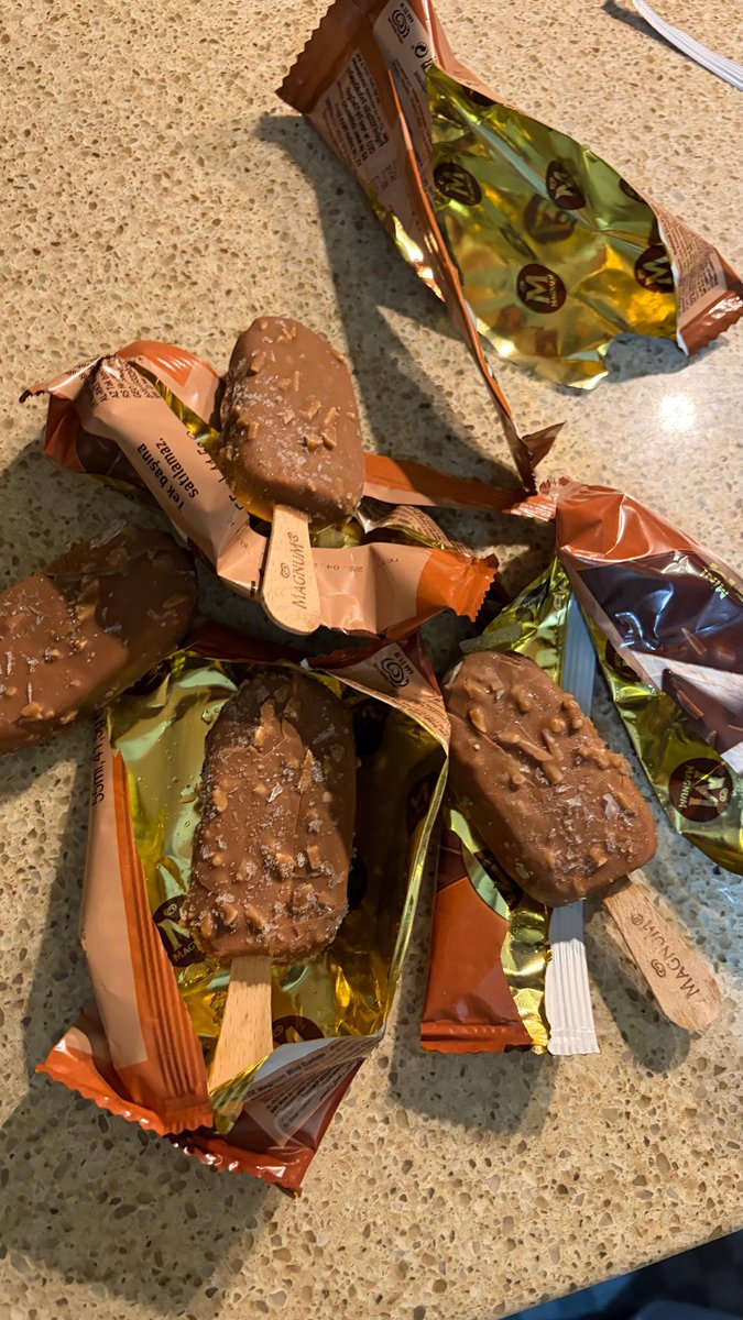 esra vandyke tweet media