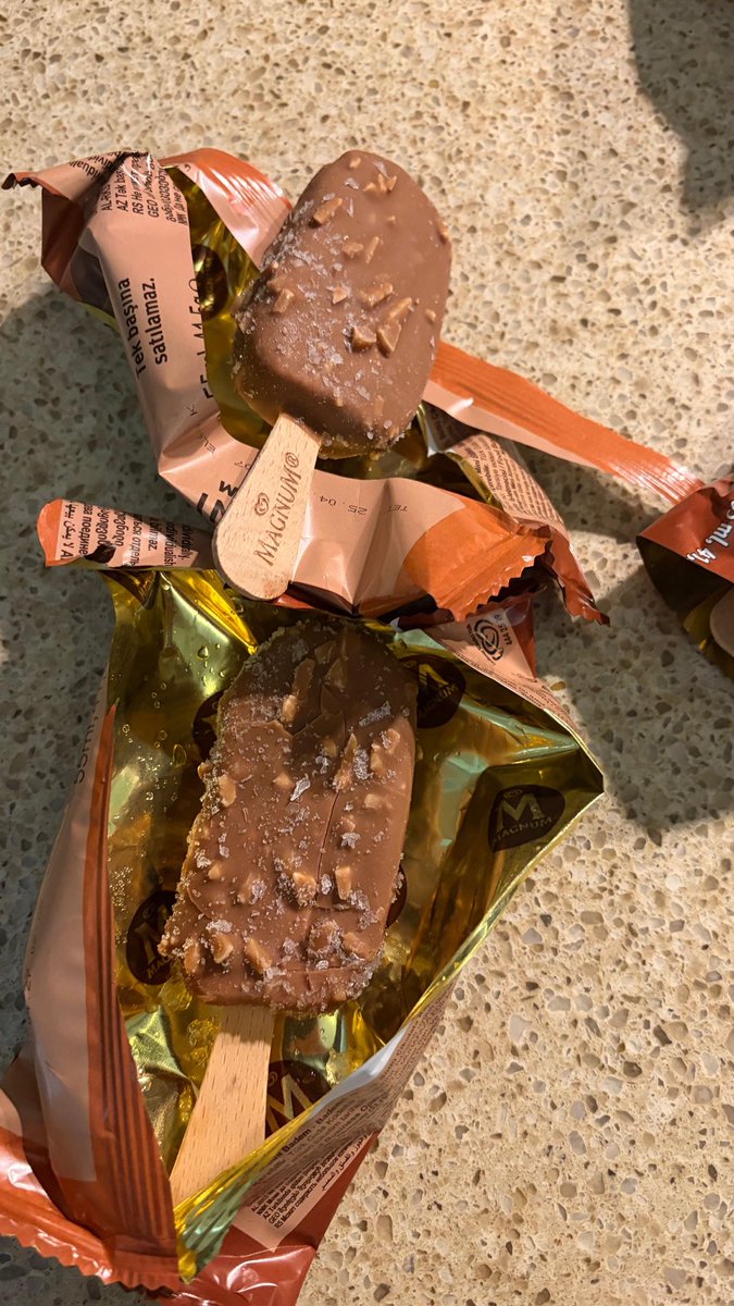 esra vandyke tweet media