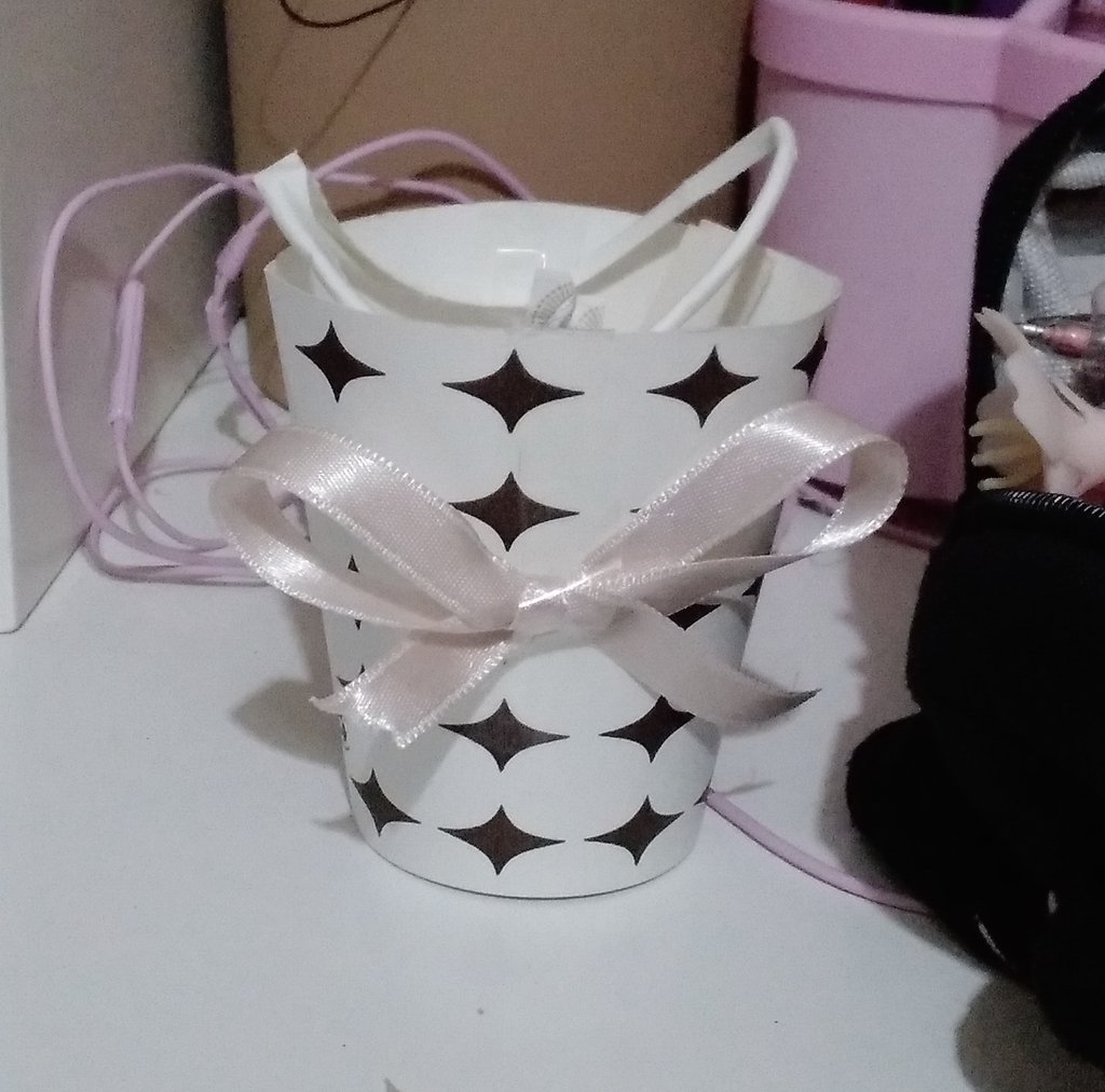 Kızlar kuzenim bayram için bana özel kurdeleli şekerli bardak yapmis😭💓 sanırım bangtan sevmemesine alisabilirim