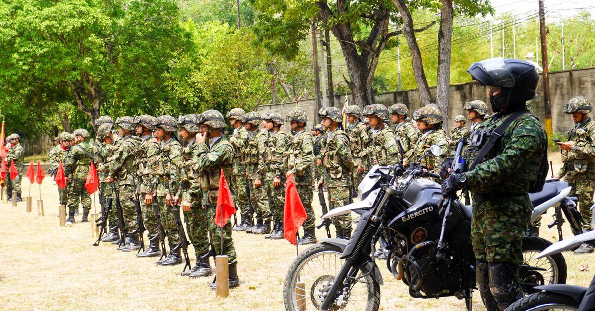 Ejercito_Div8's tweet photo. En el Cantón Militar Santa Bárbara, en #Arauca, se realizó la ceremonia de ascenso de un grupo de suboficiales de la #Brigada18, un acto que exalta la disciplina, el compromiso y la vocación de servicio a la patria. 🇨🇴

Este reconocimiento honra la dedicación y el esfuerzo permanente de quienes, con entrega y convicción, contribuyen a la seguridad del departamento de Arauca. 🫡

#PatriaHonorLealtad