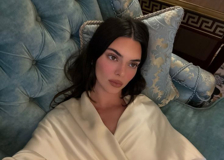 archivekend's tweet photo. kendall jenner https://t.co/TGmlT8gOUD