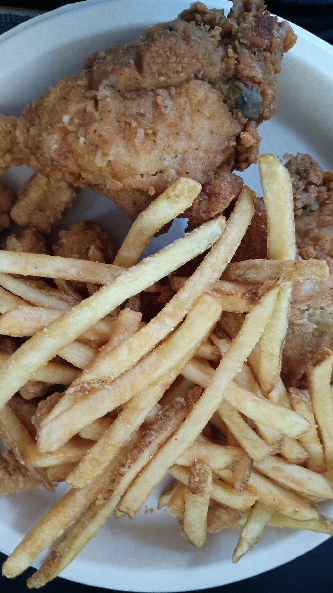 sovereigntoast's tweet image. eatin da kfc and takin a pic wit da #badcamera