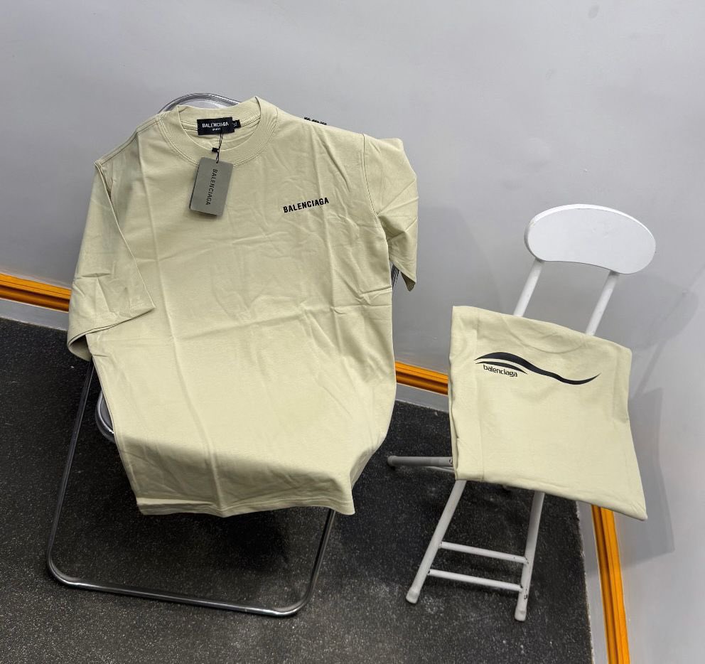 CLOTHING VENDOR IN LAGOS ISLAND tweet media