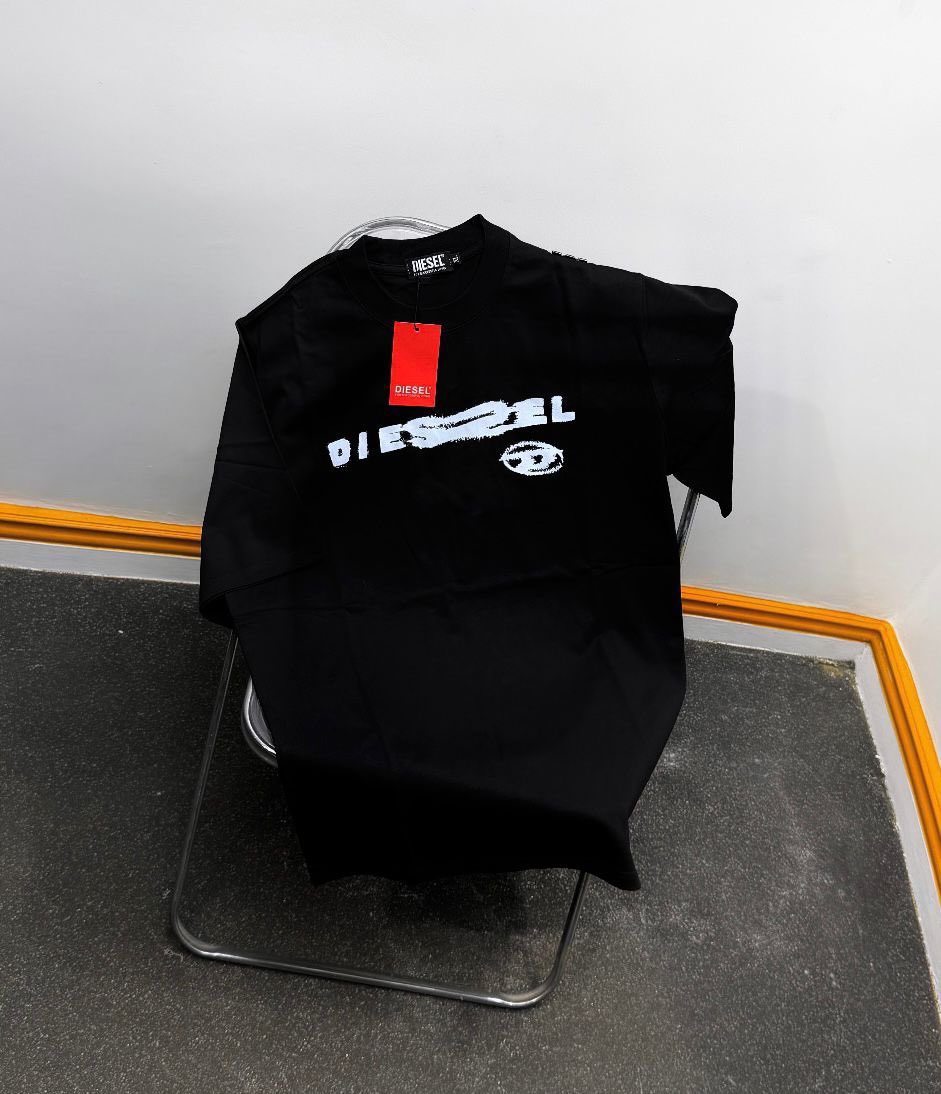 CLOTHING VENDOR IN LAGOS ISLAND tweet media