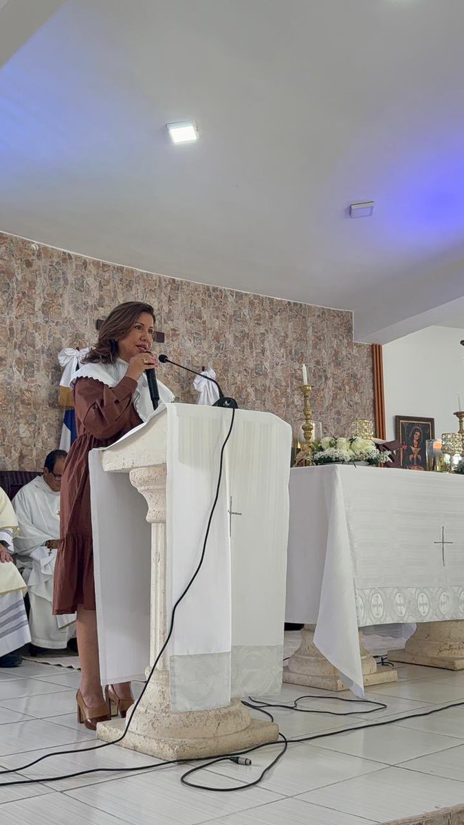 Hoy acompañé con mucha alegría la confirmación de un grupo de adolescentes del sector “La loma de San José”. Ha sido un honor para mí, compartir un momento tan especial en sus vidas, un nuevo renacer desde la fe y el compromiso.

Tuve el honor de compartir junto a Monseñor José