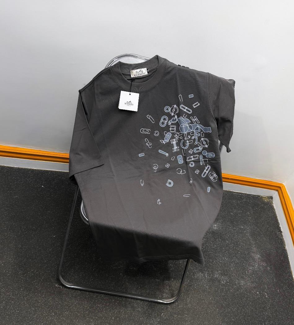 CLOTHING VENDOR IN LAGOS ISLAND tweet media