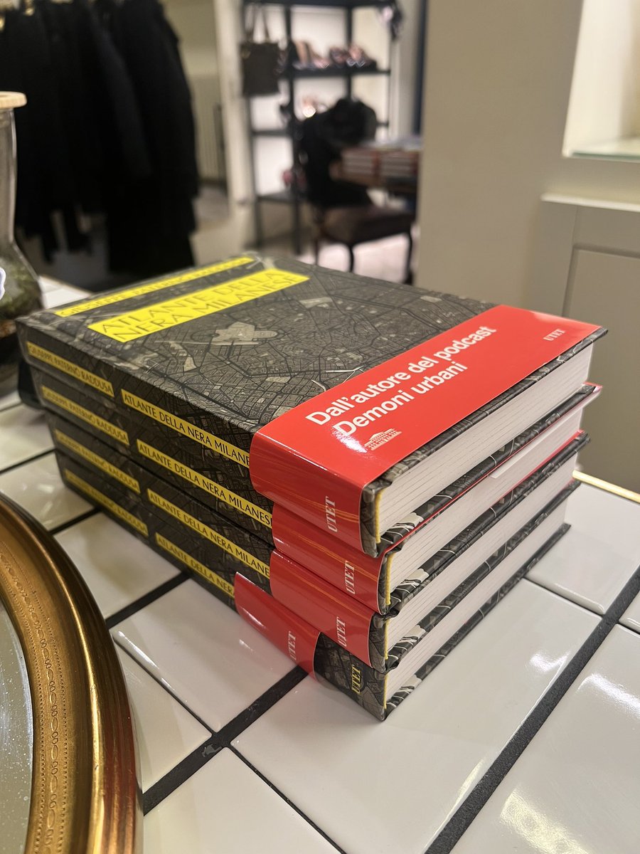 Oggi sono stata la presentazione di questo libro, il cui autore Giuseppe Paternò Raddusa - fighissimo - è anche autore del podcast Demoni urbani. Giornata svoltata dalla mala milanese