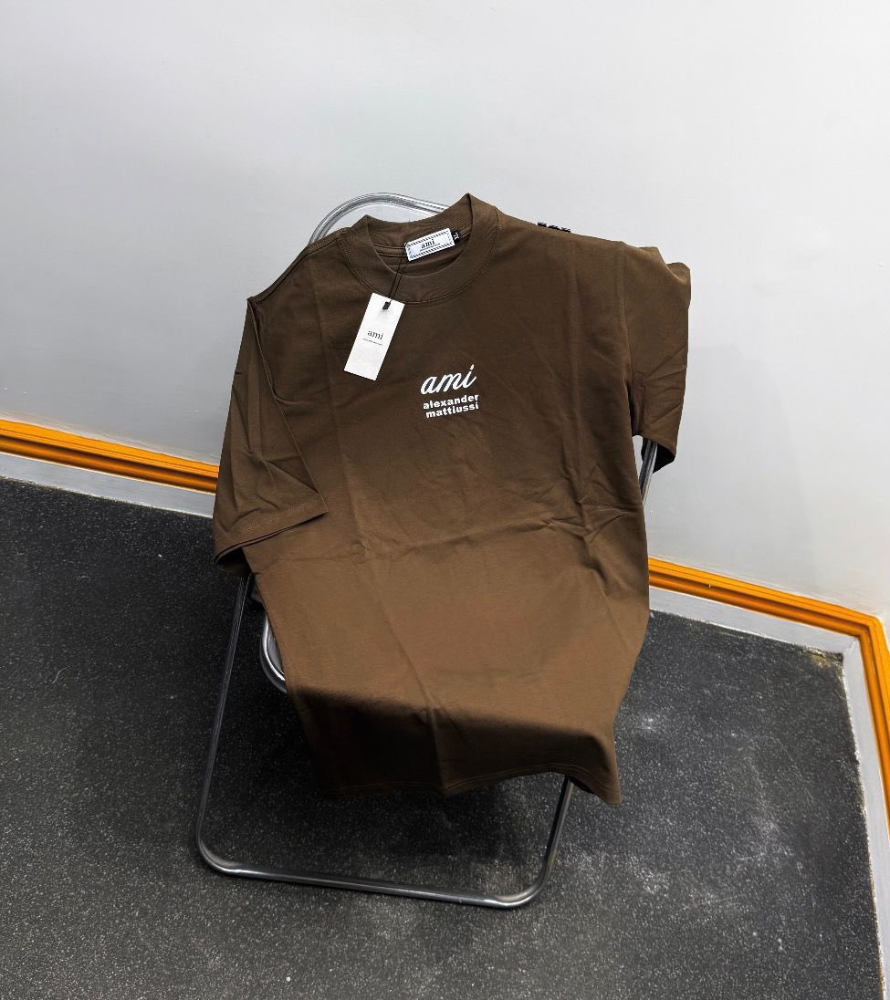 CLOTHING VENDOR IN LAGOS ISLAND tweet media