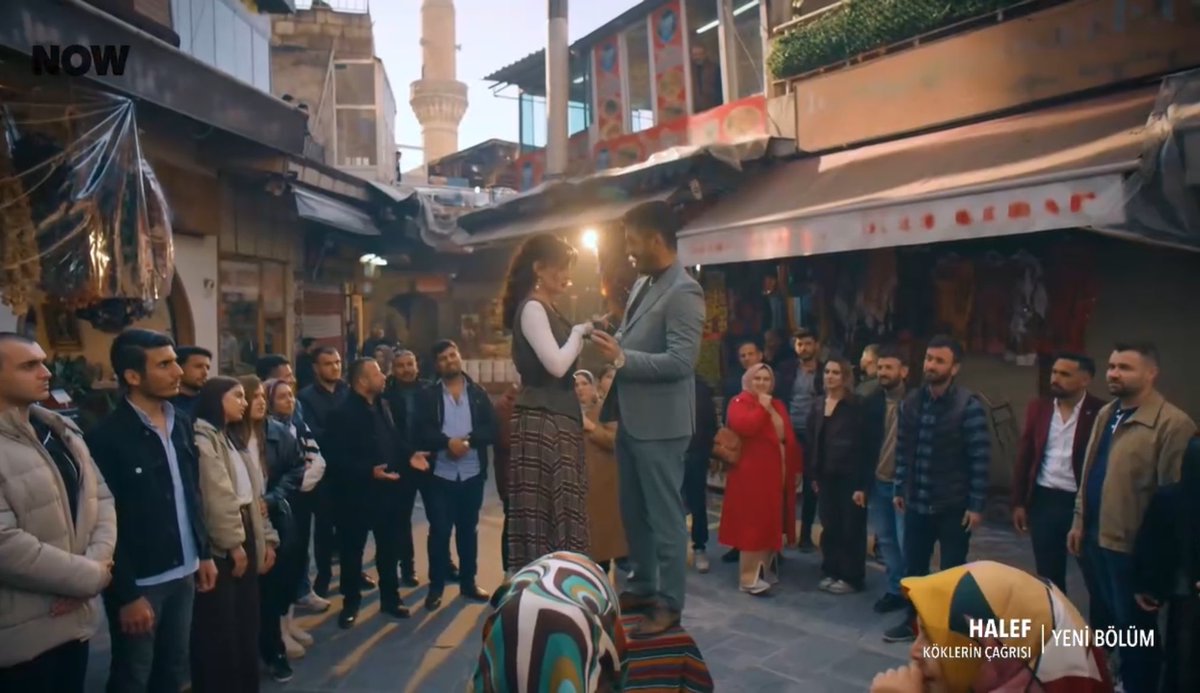 clara_garan's tweet photo. Me parto con Aşir!! 😅😂 Que le pide matrimonio a Hicran en medio de la plaza 🤭😂
#AsRan #İlaydaCevik #mertdoğan https://t.co/XEm0TxiMBz