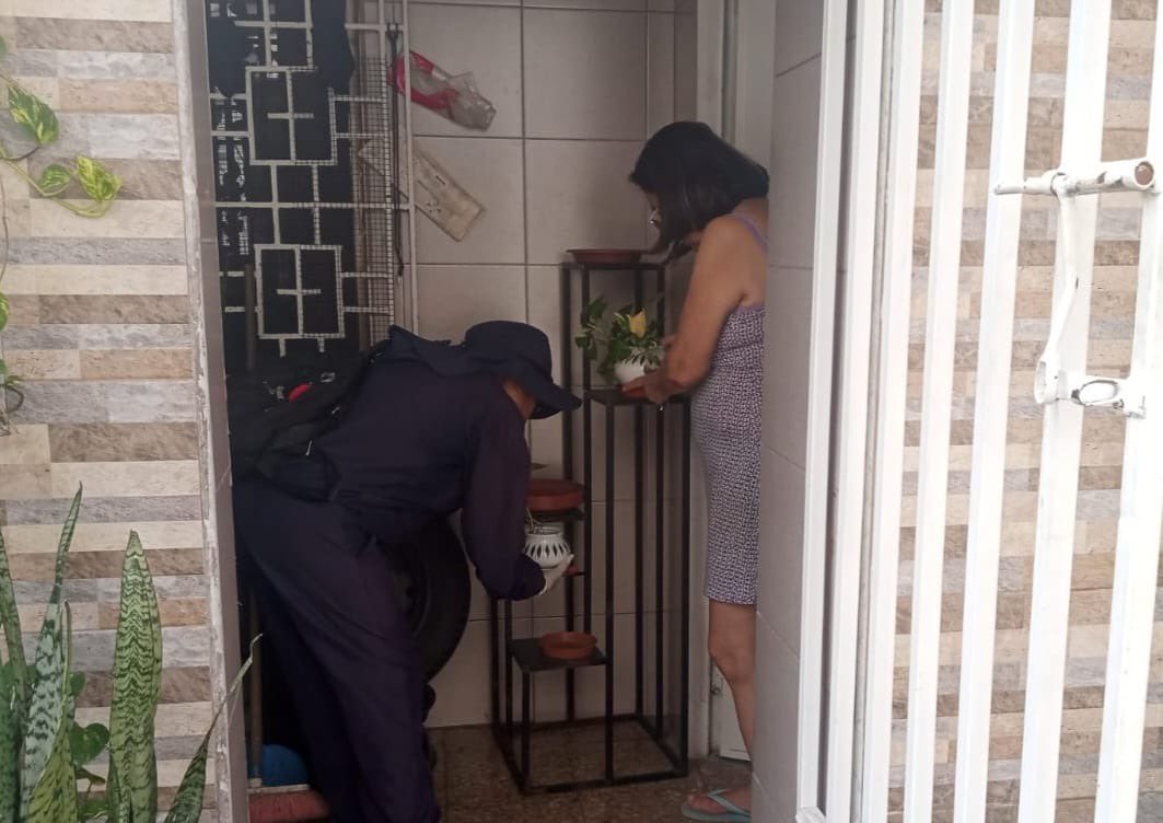 Salud_Guayas's tweet photo. #MSPEnTerritorio | Personal de #ControlVectorial del #Distrito09D04 de @Salud_Ec intervino en el sector #Sauces5, eliminando criaderos de mosquitos y fortaleciendo la prevención de casos febriles durante la temporada invernal. https://t.co/BfpTrPaNSC