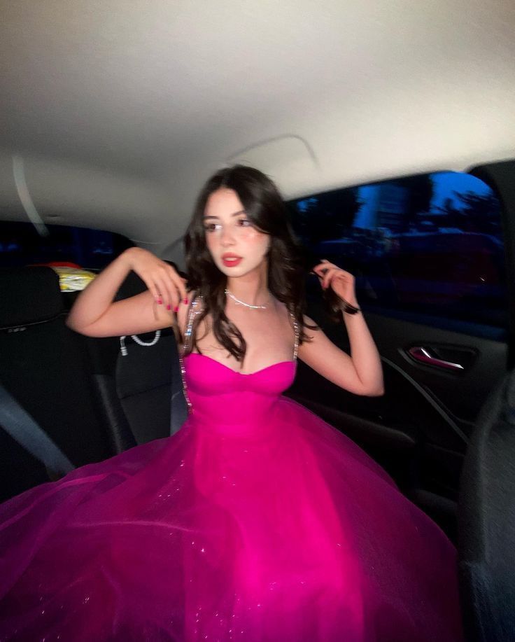 güzel kalbin ve bir o kadar güzel gülümsemen yüzünden hiç eksik olmasin yeteneğinle bizi kendine bağladığın için teşekkür ederiz hayatın güzelliğin kadar iyi olsun neşen eksik olmasın

MutluYıllar ZeynepAtılgan