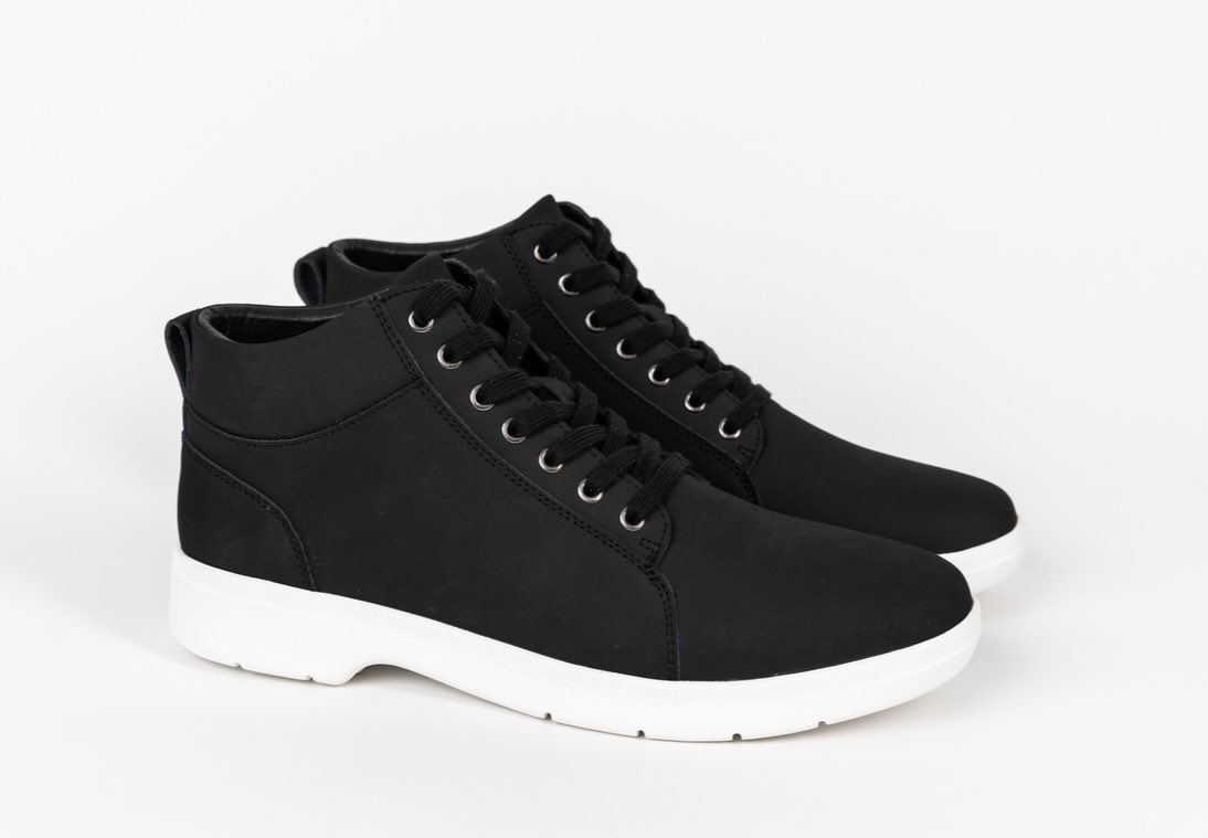 jamesoreganshoe's tweet photo. High top black sneakers in sizes 9 - 15 
https://t.co/AnX8GoZsVO https://t.co/J9zDL8Q8n0