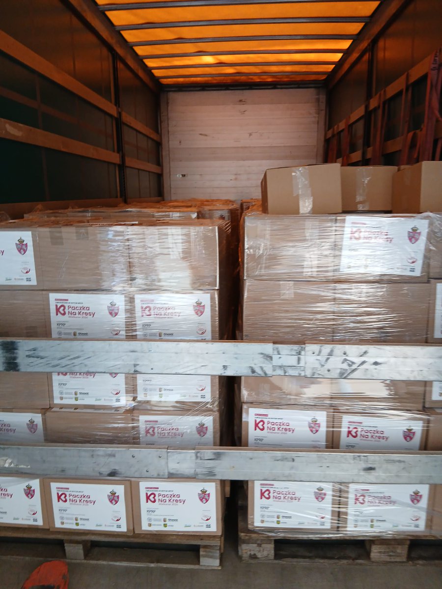 KresyP's tweet photo. 📦 #PaczkaNaKresy2026 już na Kresach!

Serdeczne podziękowania za transport dla Panów z #BARTES International Transport z Karczewa ❤️

Blisko tysiąc paczek dotarło do Aglony (ŁOTWA), gotowych na przyjazd wolontariuszy, którzy już jutro ruszają z darami do polskich rodzin. 🇵🇱 https://t.co/TGVHtRAeDy