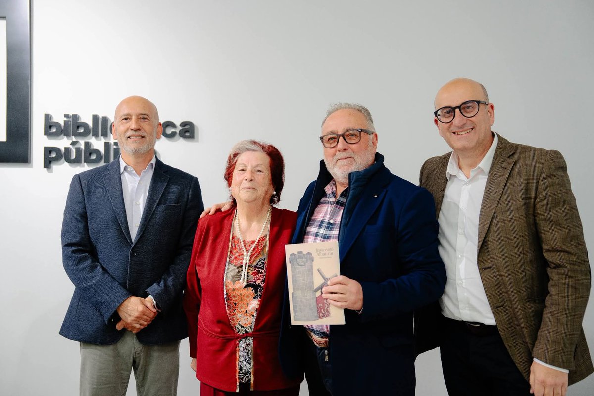 mlmestanza's tweet photo. Hoy hemos acompañado a Esperanza Mena, poeta y escritora local, en la presentación de su nuevo libro, ‘Jesús visitó Alhaurín’, en la Sala María Moliner de la @biblioalhaurin, en un acto que ha vuelto a llenar este espacio cultural. 

#AlhauríndelaTorre #Cultura https://t.co/CzK12ShYg2