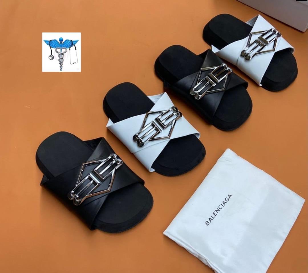 CLOTHING VENDOR IN LAGOS ISLAND tweet media