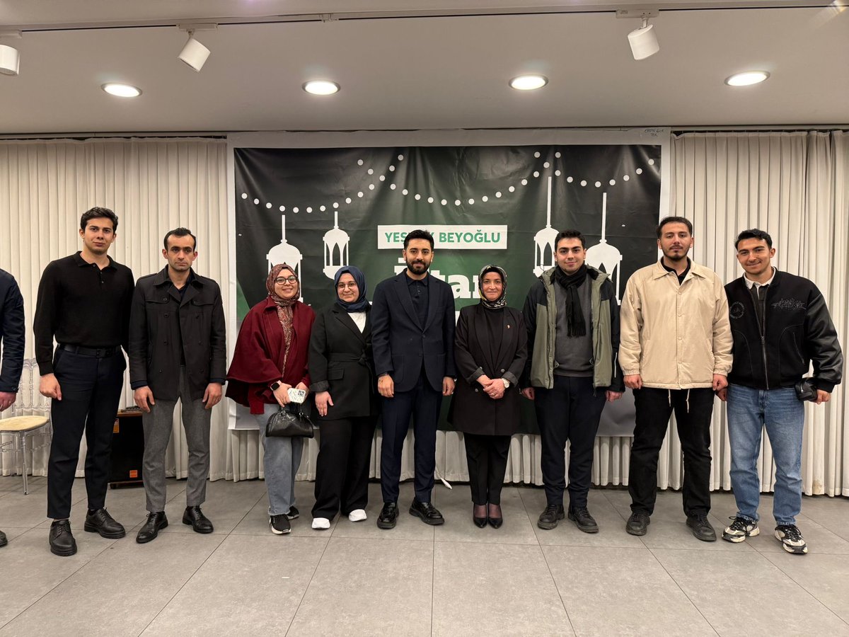 İlçe Gençlik Kolları Başkanımızla birlikte Yeşilay iftar programına katılım sağladık; Ramazan’ın bereketini hep birlikte paylaştık. İftar programı için Yeşilay Beyoğlu Şube Başkanı Sayın Ayşe Yolcu’ya teşekkürlerimizi sunuyoruz.