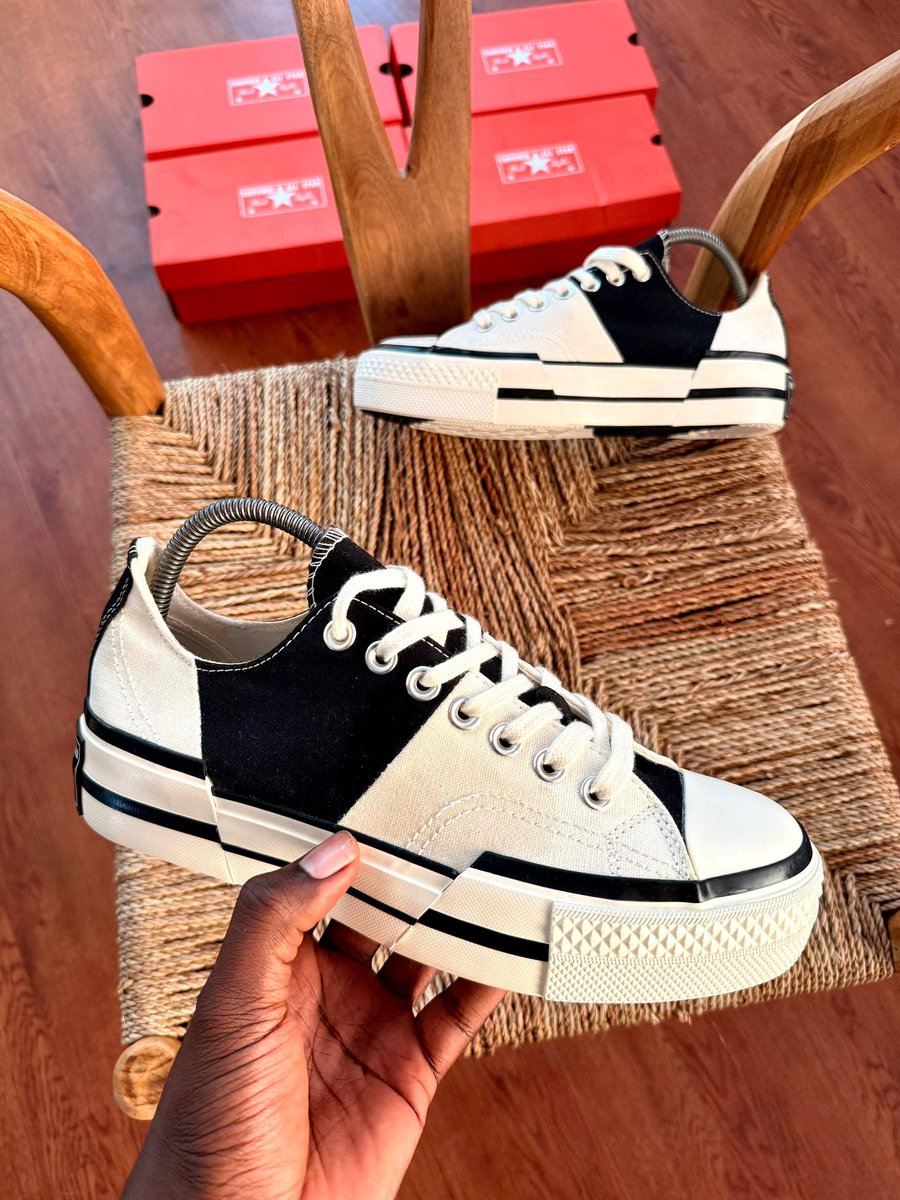 CLOTHING VENDOR IN LAGOS ISLAND tweet media