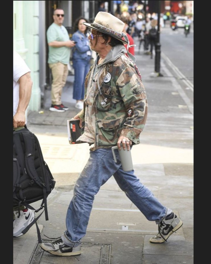 𝕷𝖎𝖙𝖙𝖑𝖊 𝕻𝖊𝖊𝖕𝖘 🏴‍☠️#JohnnyDepp tweet media