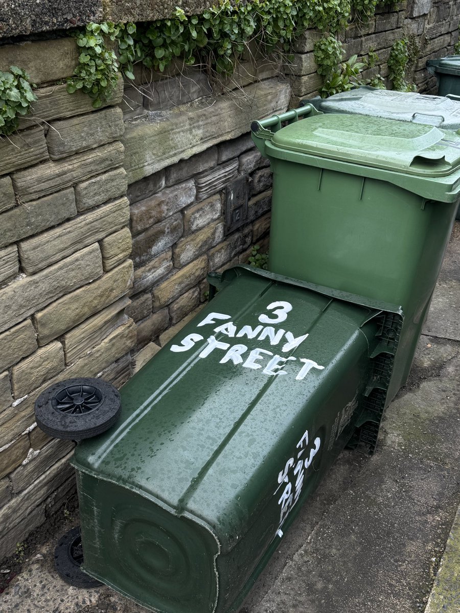 brookecombe's tweet photo. Life mate. Giving it a RIGHT Go ! Trying my very best anyway 🚮 https://t.co/G0xLeF8oNm