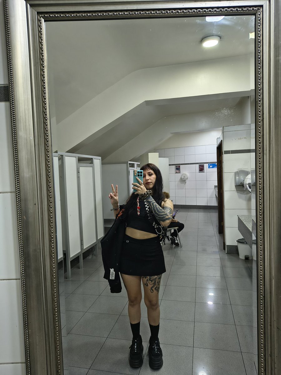slowanimals's tweet photo. ayer fui a ver a brutalismus y me divertí mucho. con amor, niñita <3 https://t.co/9UgB5VE84D