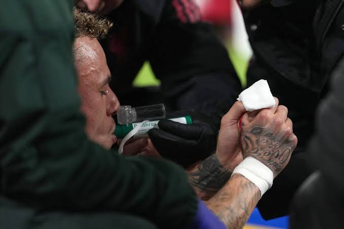 <a href="/Offsider_ES/">Offsider</a> Todos los medios poniendo que salió “con oxígeno” cuando lleva un Penthrox que es metoxiflurano. Lo cuál es mucho más lógico pues ayuda a paliar el dolor. Un poquito de contraste de información no viene mal nunca…