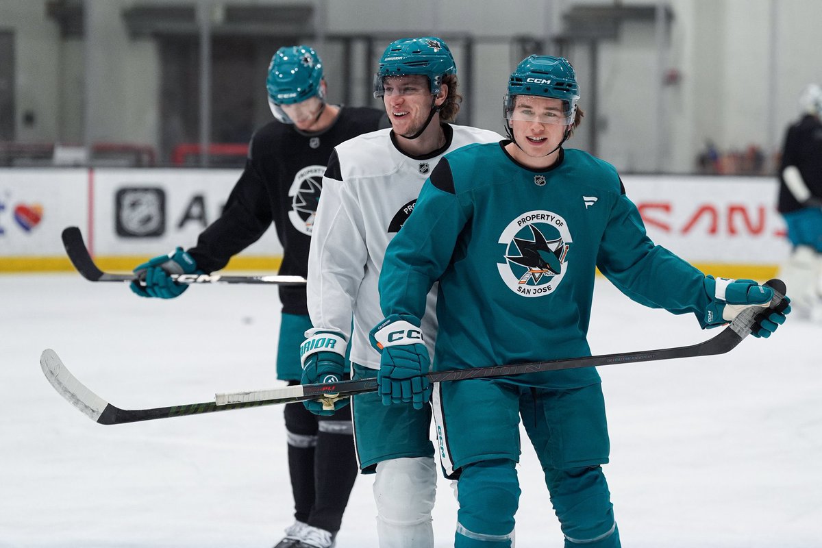 neutrlmackhotel's tweet image. they look like when high school girls pose for photos together and look semi homoerotic #ifyouknowyouknow