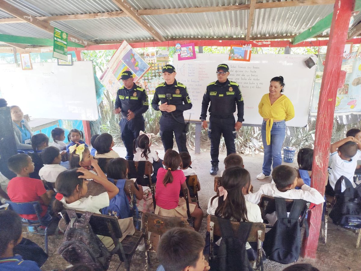 alcaldiabosco's tweet photo. La Seccional de Protección, Policía Comunitaria y la Alcaldía de Bosconia realizaron campaña en comunidades Yukpa sobre el cuidado del cuerpo en niños y niñas 👧🏽🧒🏽

Con actividades lúdicas se fortalece su autoestima, el “no” y la confianza para prevenir riesgos. @ProteccionPonal https://t.co/ShHIucTzpK