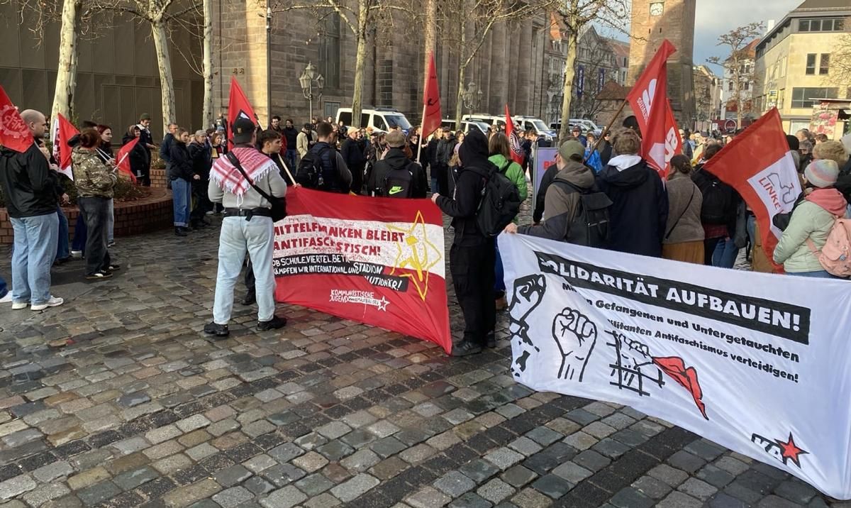 Ein Jahr nach einer Demonstration in #Nürnberg stürmte die #Polizei 24 Wohnungen in Mittelfranken. Eine junge #Gewerkschafterin überraschten die vermummten Beamten sogar am #Arbeitsplatz. Wie es ihr erging, erzählt sie im UZ-Interview.  buff.ly/W0CWAal

Foto: DKP Nürnberg