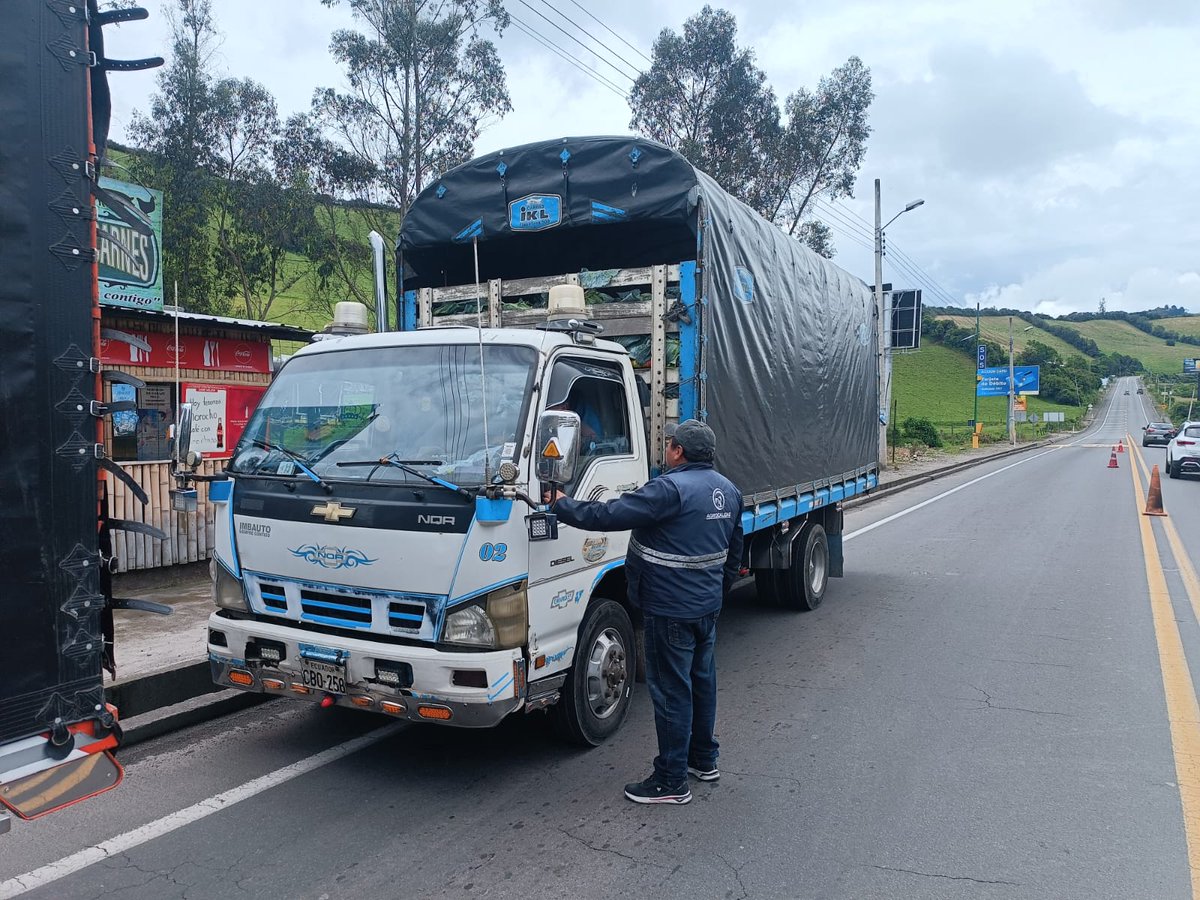 AgrocalidadZ1's tweet photo. #Carchi | 🌱🚛 Junto a @PoliciaEcuador y entidades de control realizamos operativos en carretera en el cantón Tulcán, para precautelar el estatus fitosanitario del país y prevenir el ingreso de plagas y enfermedades.
#PrevenciónSanitaria https://t.co/oMi38ttlk4