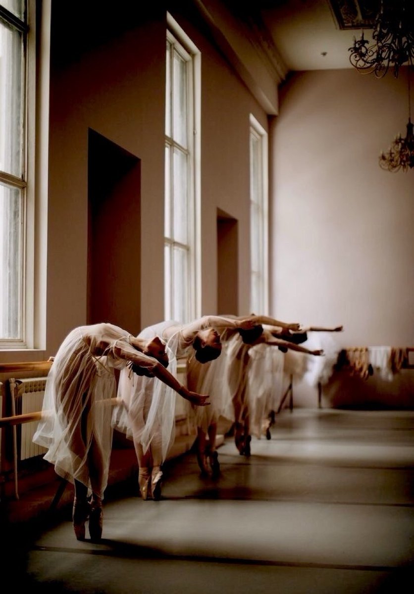 Wśród tego totalnego szaleństwa istnieje uczynność, niesamolubność, czułość i sztuka. (Ingmar Bergman)

DNoc🌙