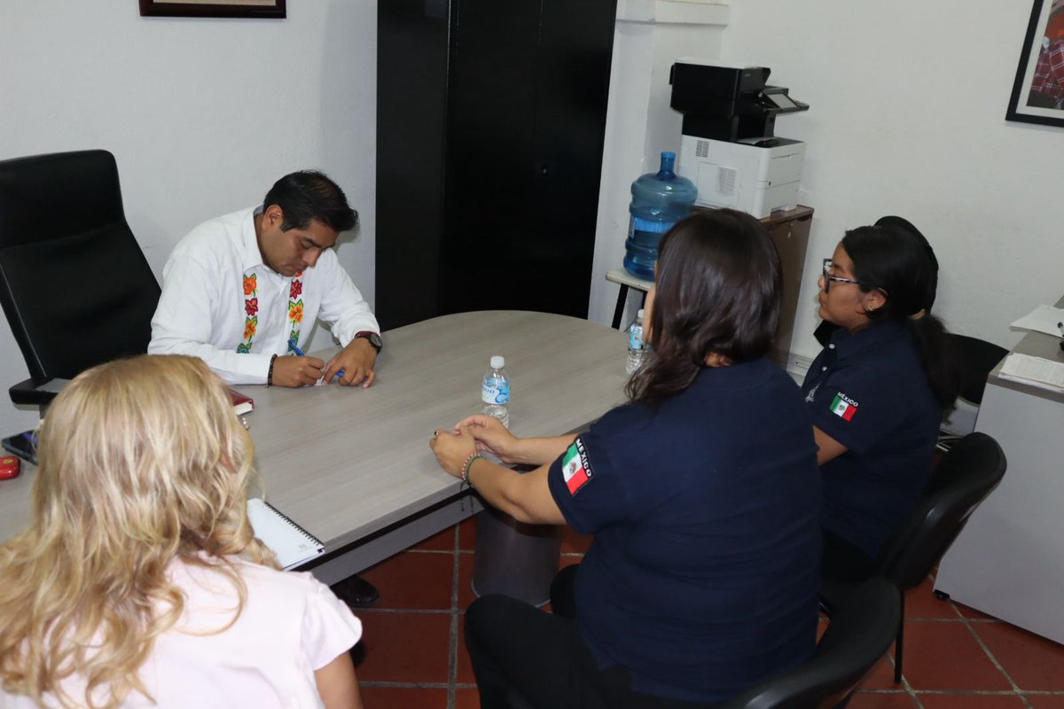 UnidadGnro_SSPO's tweet image. La Mtra. Zenelly Monterrubio Enlace de Género de la #SSPC sostuvo una reunión de trabajo con el Director del Registro Civil Licenciado Luis Alberto Sosa Castillo, Director del Registro Civil y la Licenciada Nelly Pérez Jefa de Oficina de Capacitación.