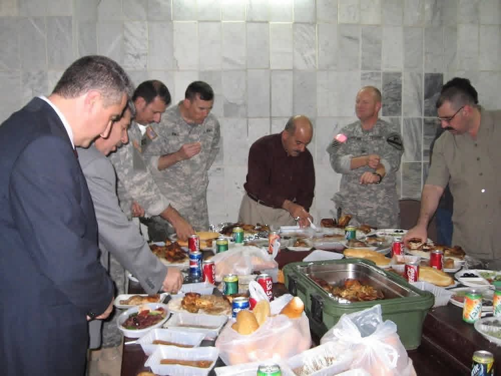 فطور مشترك خلال شهر #رمضان بتاريخ 27/8/2009 في مركز الامن المشترك /فرقة الفرسان الأولى ،بوقتها چانت قوات صديقة !!!!