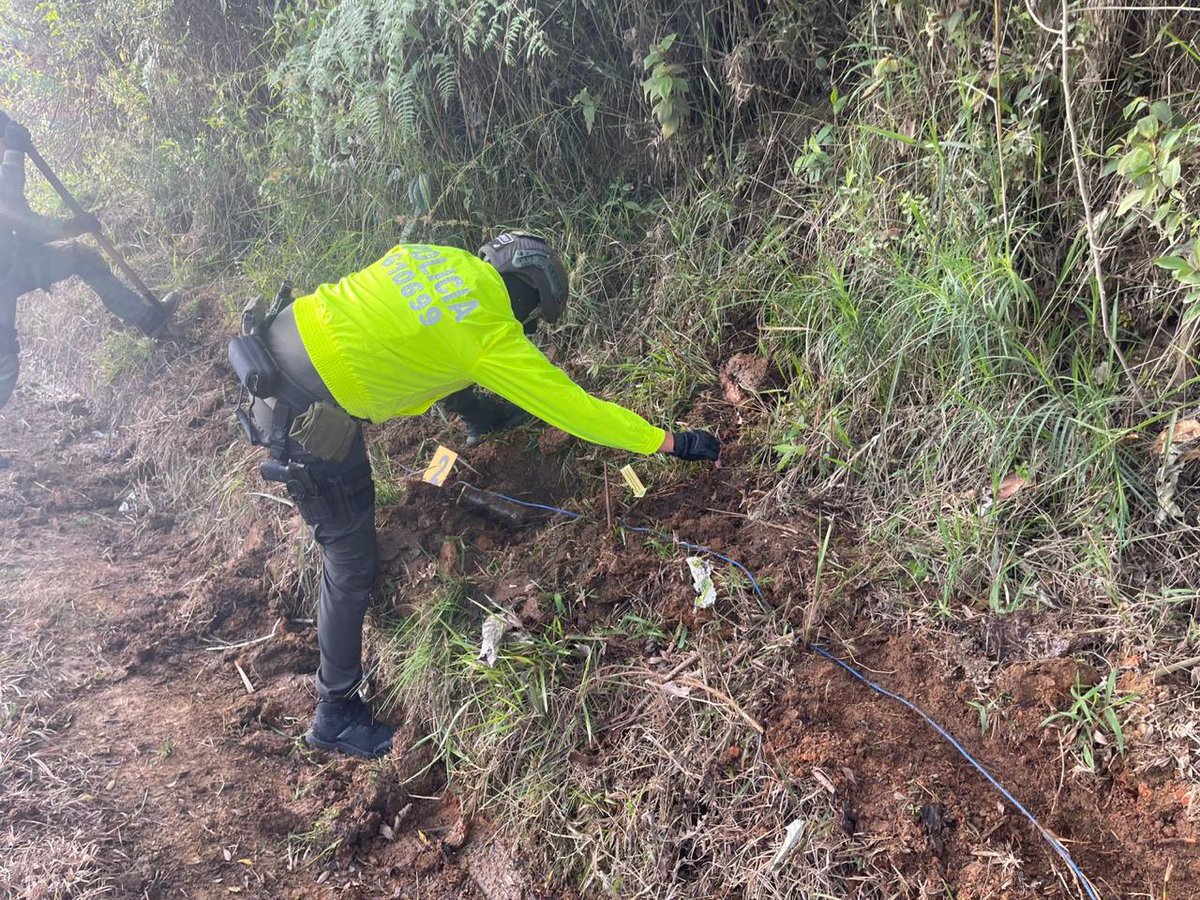La <a href="/PoliciaColombia/">Policía de Colombia</a> frustró un atentado terrorista en el occidente del Huila. 18 artefactos explosivos conformando dos campos minados fueron desactivados por los uniformados. Las cargas bélicas habrían sido instaladas por las disidencias al mando de alias Iván Mordisco