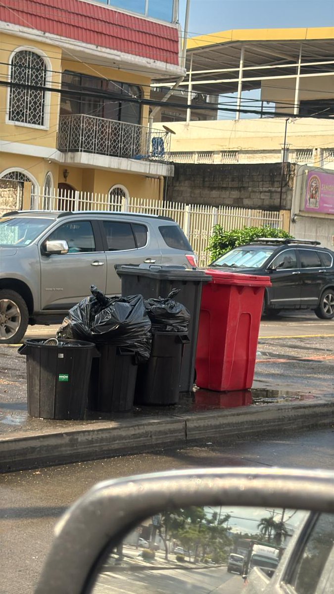 SANANDRESF's tweet photo. @urvaseo Por 4 días sin recolección de basura en La Garzota. Se vulneran derechos constitucionales a la salud, ambiente sano y servicios públicos eficientes (Const. arts. 32, 14 y 314), así como derechos del consumidor. Adjunto evidencia
@alcaldiagye https://t.co/Ub0YAdjAe8