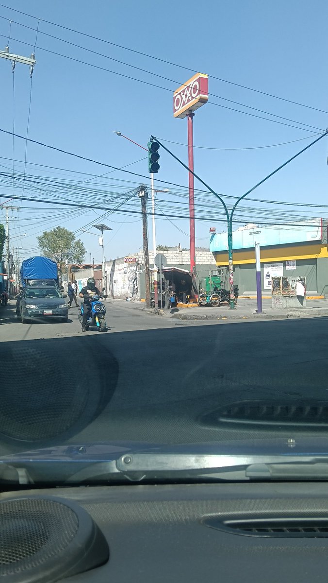 luisera5859's tweet photo. @SSC_CDMX el semáforo que está sobre avenida Tláhuac y buena suerte aquí en la alcaldía Tláhuac no está funcionando ya puede provocar un accidente https://t.co/ceP4s9CHhX