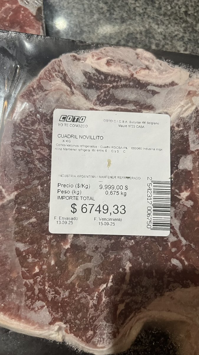 Acabo de sacar un bife de cuadril del freezer pagado en septiembre del 25 a $9.990 el kilo y que demuestra claramente que en este país la inflación ha sido domada.