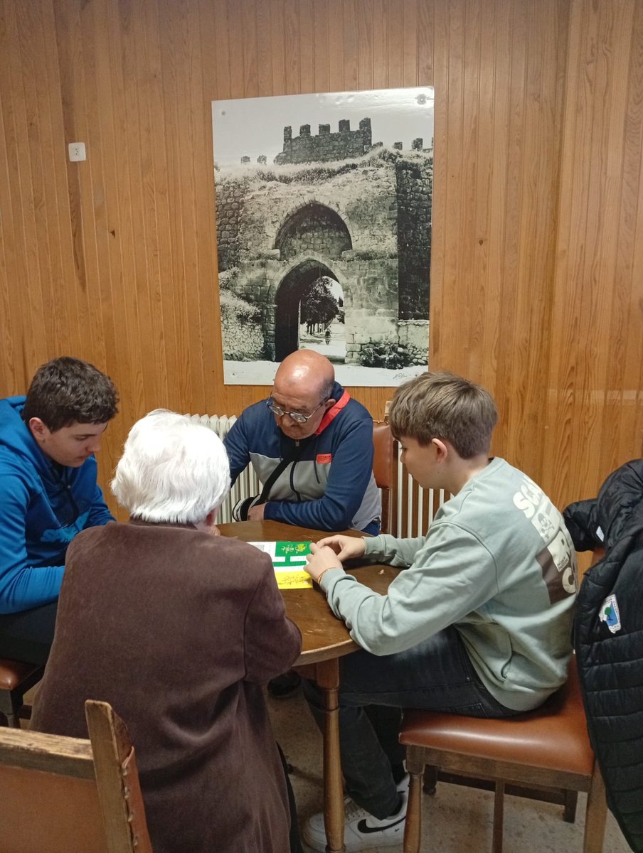 PlantateAlmazan's tweet photo. Hoy ha comenzado el III TORNEO DE PARCHÍS INTERGENERACIONAL 🎲 con la participación de usuarios de las Residencias Ntra. Sra. de Guadalupe y Campos de Castilla + alumnado del @CepaElCamino,  @IES_Gaya y @calasancioalmaz 👧👦👩‍🦰👨‍🦳
¡Mañana las finales! 😄
#ApS @educacyl @CFIEdeSoria https://t.co/k0fWicUVec