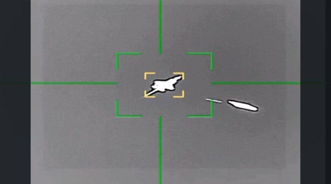 Reportunmedia's tweet photo. 📸 🇮🇷⚡️🇺🇸 C'est la première fois dans l'histoire qu'un avion de combat Lockheed Martin F-35 a été ciblé avec succès par les systèmes de défense aérienne modernes du CGRI. 🚀💥 #Histoire #Avion #Défense https://t.co/NRn5hFmdcC
