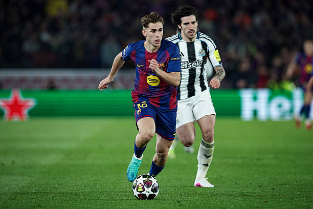 BouafifNour's tweet photo. I genuinely feel sorry for any player tasked with marking Fermín López when their team is pressing high and leaving space behind, it’s a total nightmare. This isn’t just about his pace; that’s only one piece of the puzzle.

Fermín is more than just fast. He’s a smart, calculating runner with exceptional spatial awareness. He notices gaps the instant they open, knows exactly when to exploit them, and times his runs with surgical precision. It’s not random sprinting, he reads the game, manipulates defenders, and makes you look foolish even if you’re a top-level player.

Just look at Tonali in the Newcastle game, completely hopeless, constantly losing him. That’s the kind of effect Fermín has: he doesn’t just beat you, he makes you look incompetent, amateurish, and completely lost.