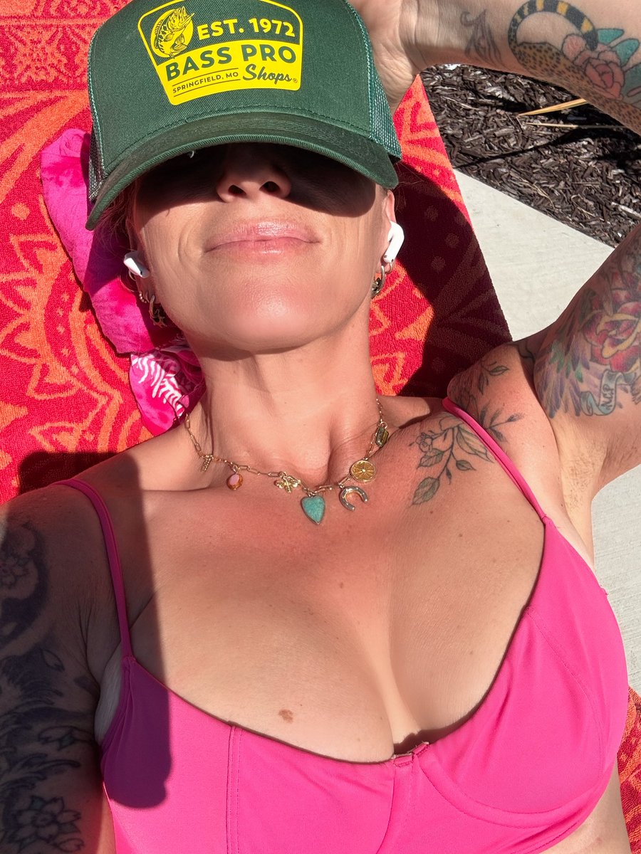 Emily ™ tweet media